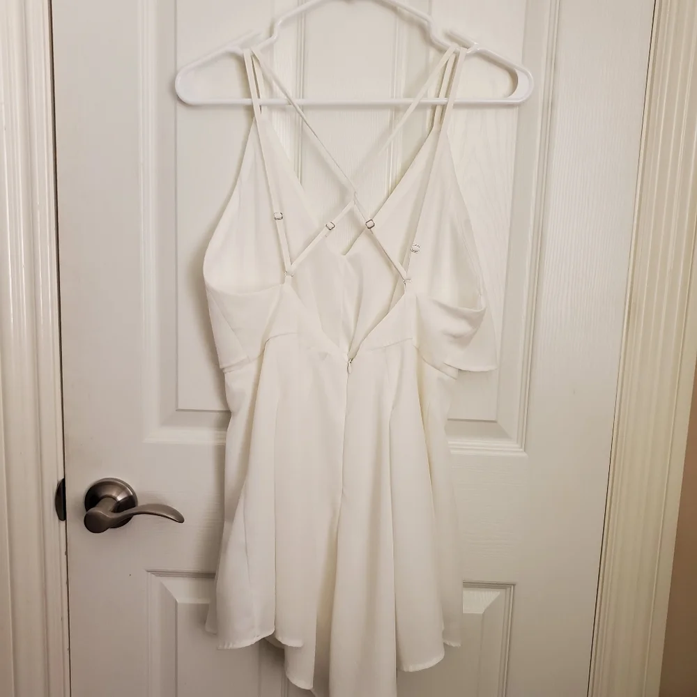 NWOT Vestique Cross Back Flowy Ruffle White Romper - Picture 7 of 7